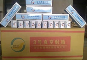 本產(chǎn)品是由潤(rùn)滑油基礎(chǔ)油經(jīng)精餾、稠化并加入適量的添加劑，再經(jīng)后處理后制得。本產(chǎn)品主要用作真空系統(tǒng)的活動(dòng)部分和可拆卸部分的密封和潤(rùn)滑。1、2、3號(hào)適用于30℃條件下使用，4號(hào)最高使用溫度可達(dá)120℃，可用